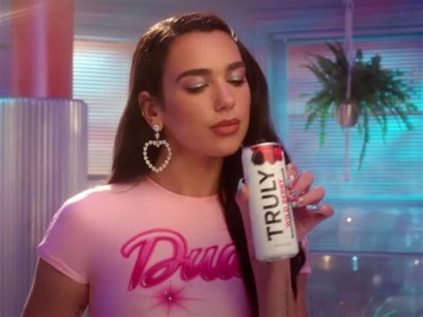 Dua Lipa propaganda